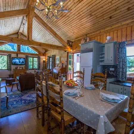 Les Chosalets Chalet Sleeps 8 *